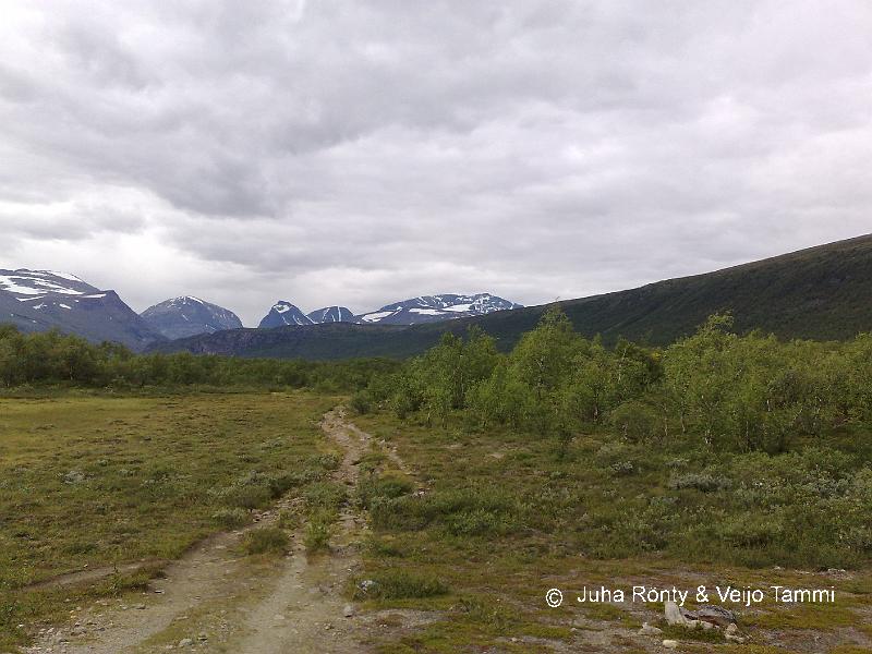 06082008205.jpg - Taakse jäivät tunturit ja Kebnekaise fjällstationille vievä polku.