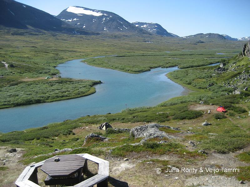 IMG_1810.JPG - Alisjavrista lähtevä Alisjoki.