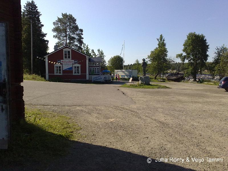 30072008057.jpg - Kukkolankosken vanhan pirtin pihapiiriä.