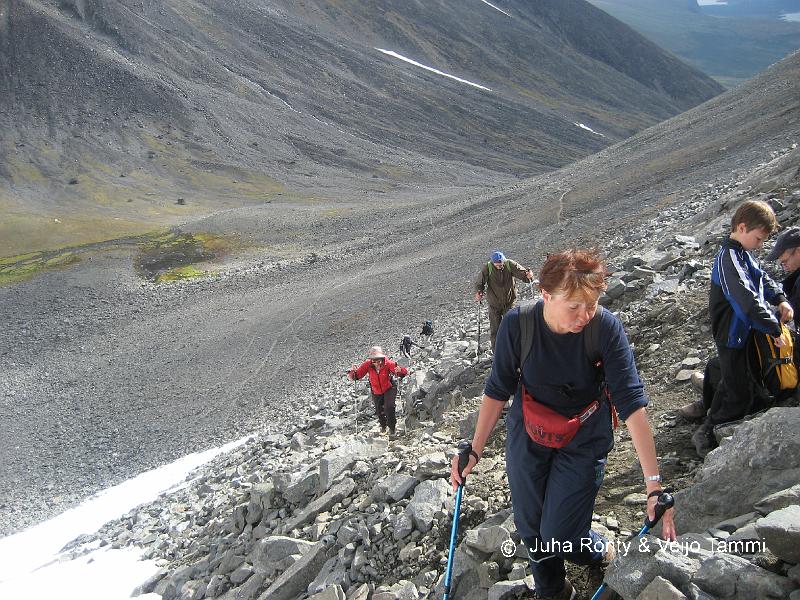 IMG_1899.JPG - Jyrkkää on ja kivikkoista.