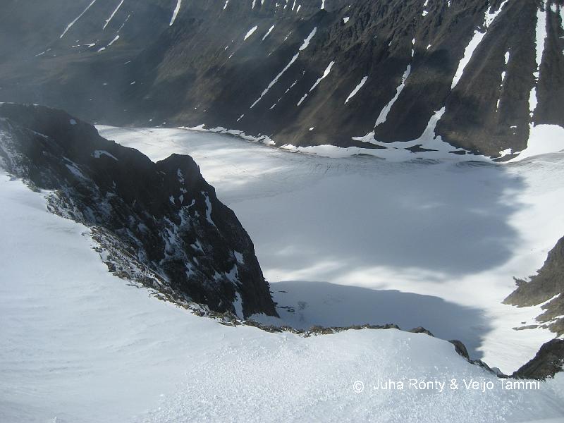 IMG_1922.JPG - Alhaalla Björling jäätikkö, huipusta kaakkoon.