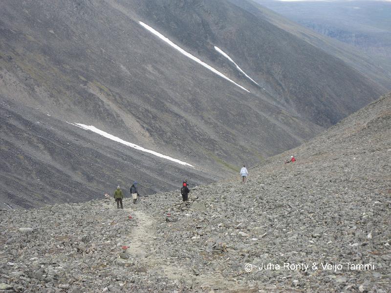 IMG_1936.JPG - Vaeltajat menossa alas Kitteldaleniin.