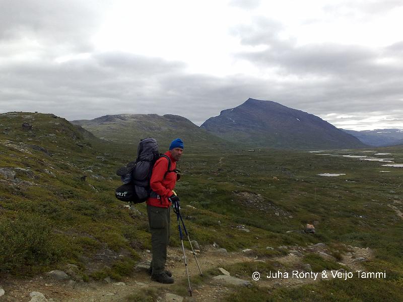 04082008149.jpg - Taustalla näkyvä vuori Unna Avrrik näkyy kauas ja ohjaa Singin tuville.