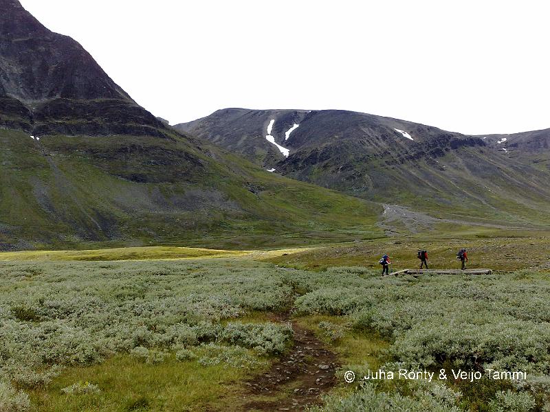 04082008155.jpg - Singitsokka on kierretty ja ylitämme Laddjujohkaa.