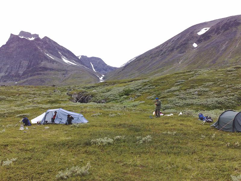 04082008159.jpg - Oikealla Duolbakorni välissä Kitteldalen ja takana Vierramvarri oikealla Kebnetjokkan laitaa.