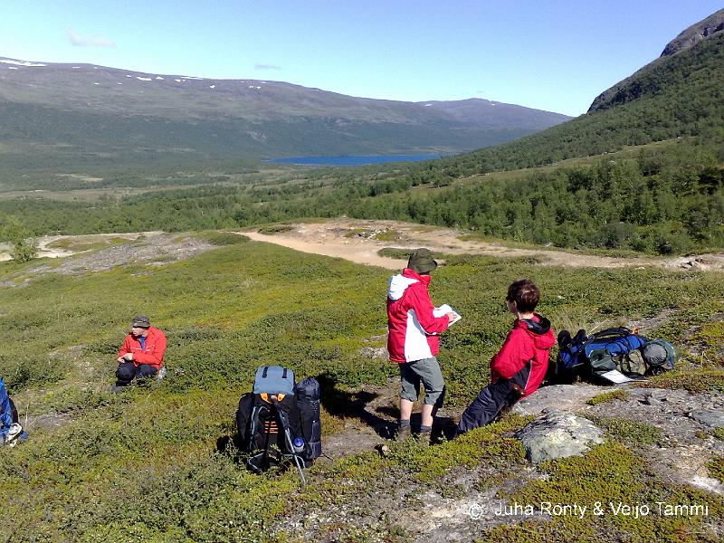 01082008091.jpg - Kaukana alhaalla kimalteli Abiskojaure.