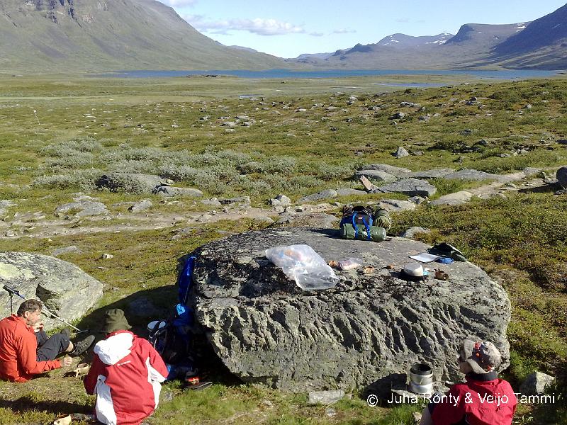 01082008093.jpg - Ruokatauko Ahpparjávren luona.