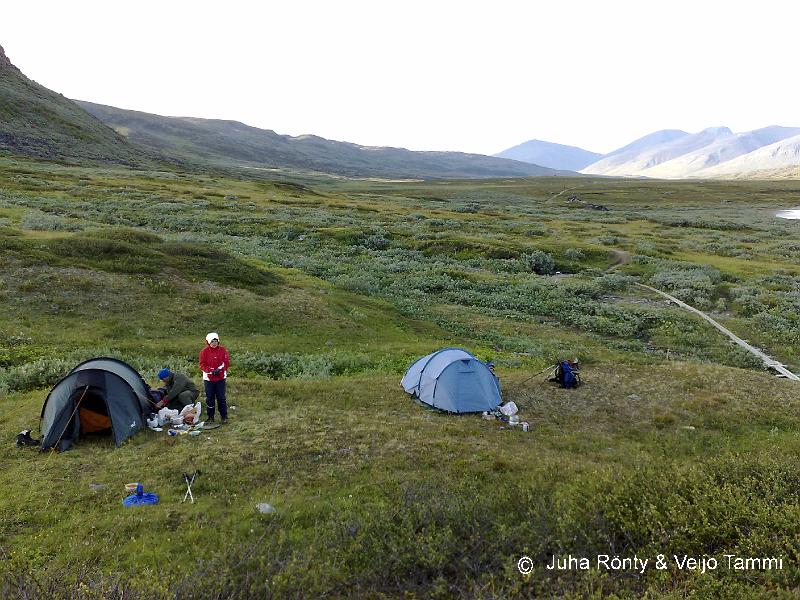 01082008098.jpg - Toinen telttaleirimme, jonka vierestä Kungsledenin "lankkutie" meni.