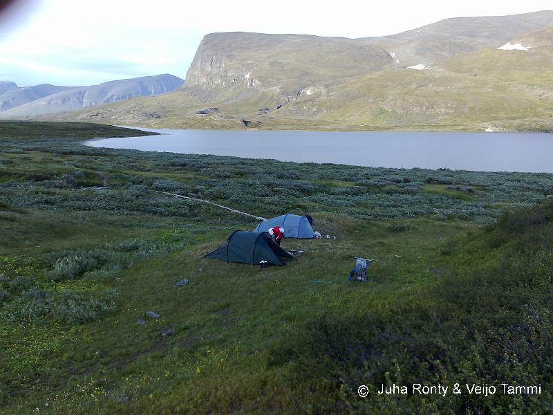 01082008099.jpg - Telttamme Alisjávren rannan läheisyydessä.