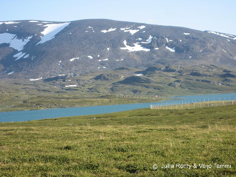IMG_1800.JPG - Poroaitaus etualalla ja lapinkylä järven vastarannalla.