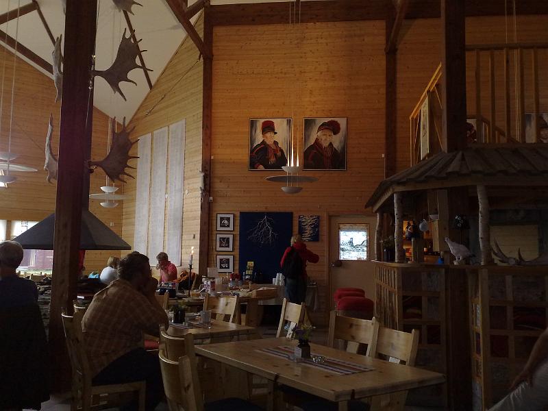 31072008080.jpg - Nikkaluoktan päärakennuksen ravintolaa ja Sarrin suvun muotokuvia.