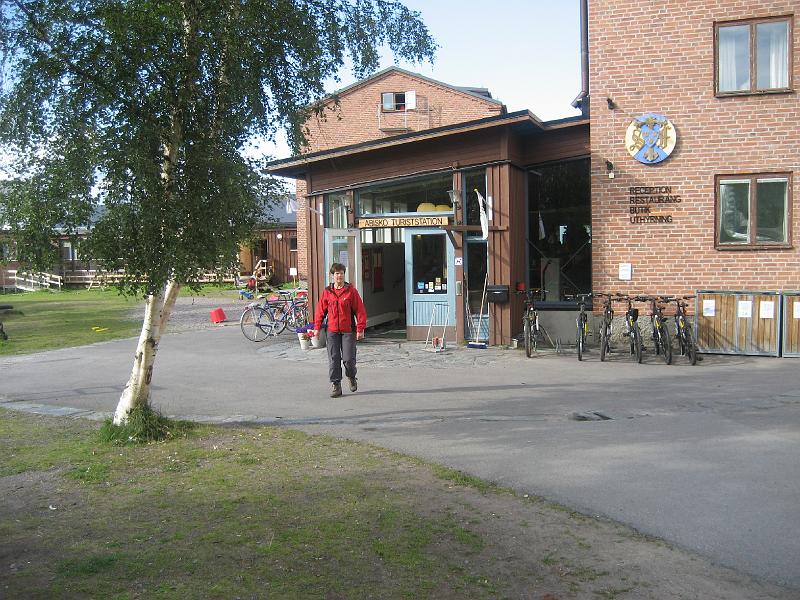 IMG_1776.JPG - Kitty tulossa Abiskon turistiaseman päärakennuksesta.