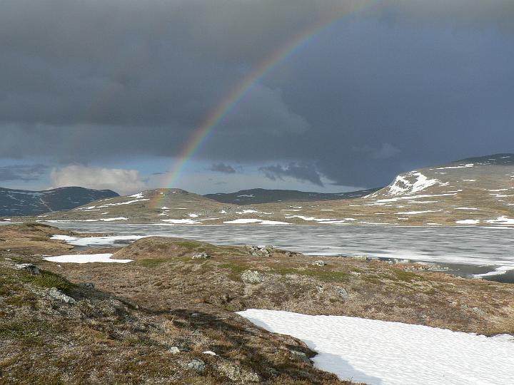 P1030102.JPG - Sade uhkasi Lossujärvellä. Kaunis sateenkaari päättyy melkein Lossun autiotuvalle.