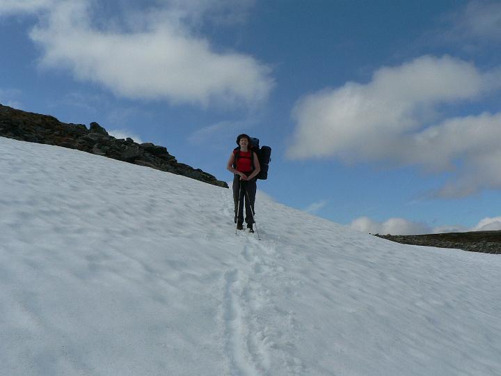P1030107.JPG - Aurinko paistaa ja hanget kantoivat. Kuva Lossun ja Vuomakasjoen sillan väliseltä reitiltä.