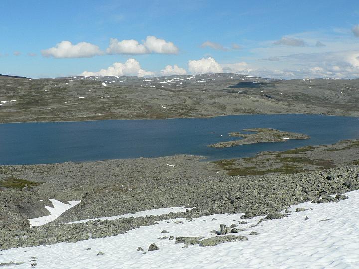 P1030123.JPG - Luohtojärven vastarannalla kulkee varsinainen Lossun ja Vuomakasjärven välinen polku.