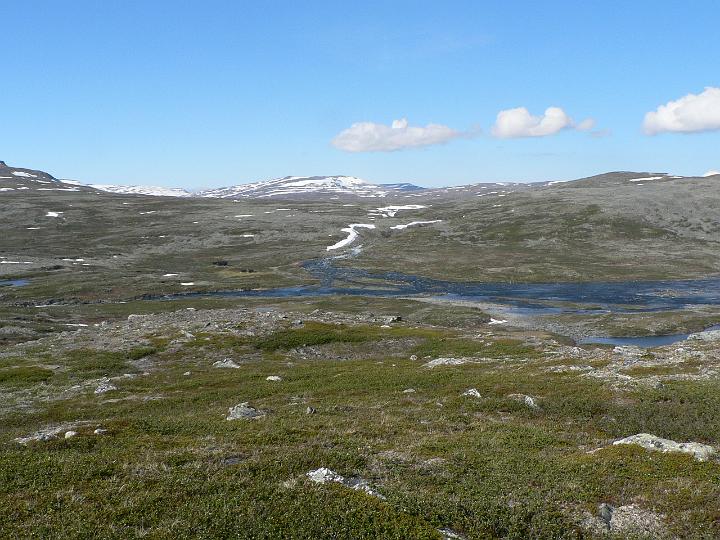 P1030125.JPG - Kuvan keskellä Pitsusjoki laskee Vuomakasjärveen, vasemmassa laidassa "vallesmannin tupa"