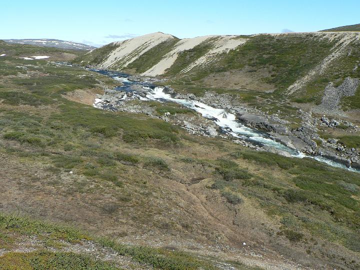 P1030136.JPG - Poroharju eli Kiinanmuuri reunustaa Valtijokea kilometrien matkalla.